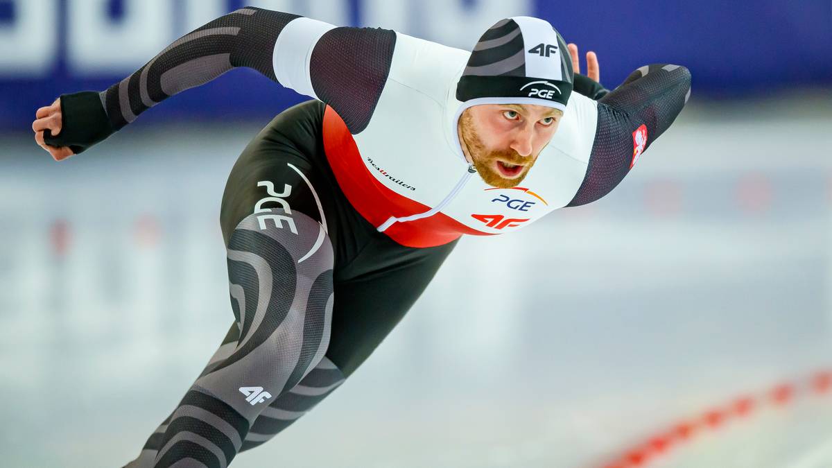 Panczenista Damian Żurek w trakcie wyścigu na łyżwach