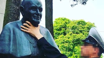 Rosyjski marynarz w Świnoujściu "dusił" popiersie Jana Pawła II. Zdjęcie umieścił w sieci
