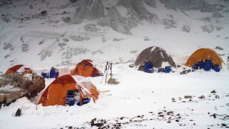 Wyprawa na K2: Chmielarski i Małek nocują w pierwszym obozie