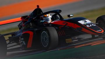 Bolid Formuły 4 z numerem 3 na torze wyścigowym.