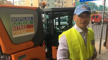 Nitras sprząta chodniki w Szczecinie. Poseł PO twierdzi, że akcja nie jest kampanią wyborczą