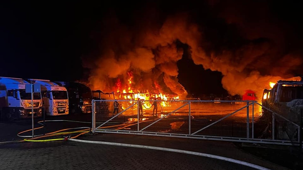 Osiecznica: Spłonęło 16 ciężarówek. Drugi pożar w tym samym miejscu