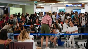 Tłumy na lotniskach, odwołane operacje. Globalny paraliż
