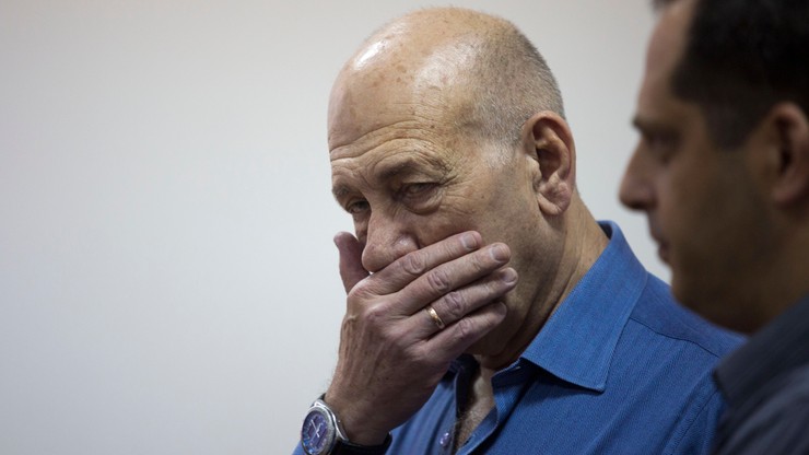 Były premier Izraela zwolniony przedterminowo z więzienia