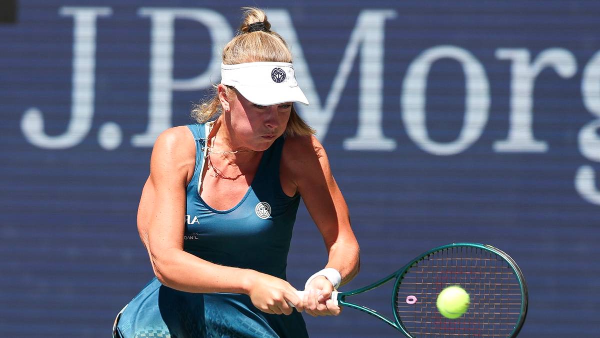 Gracz tenisa w akcji, uderzający piłkę rakietą.