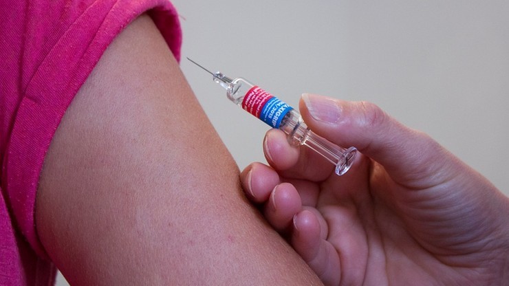 Pierwsza kara dla antyszczepionkowców we Włoszech. Za fake news
