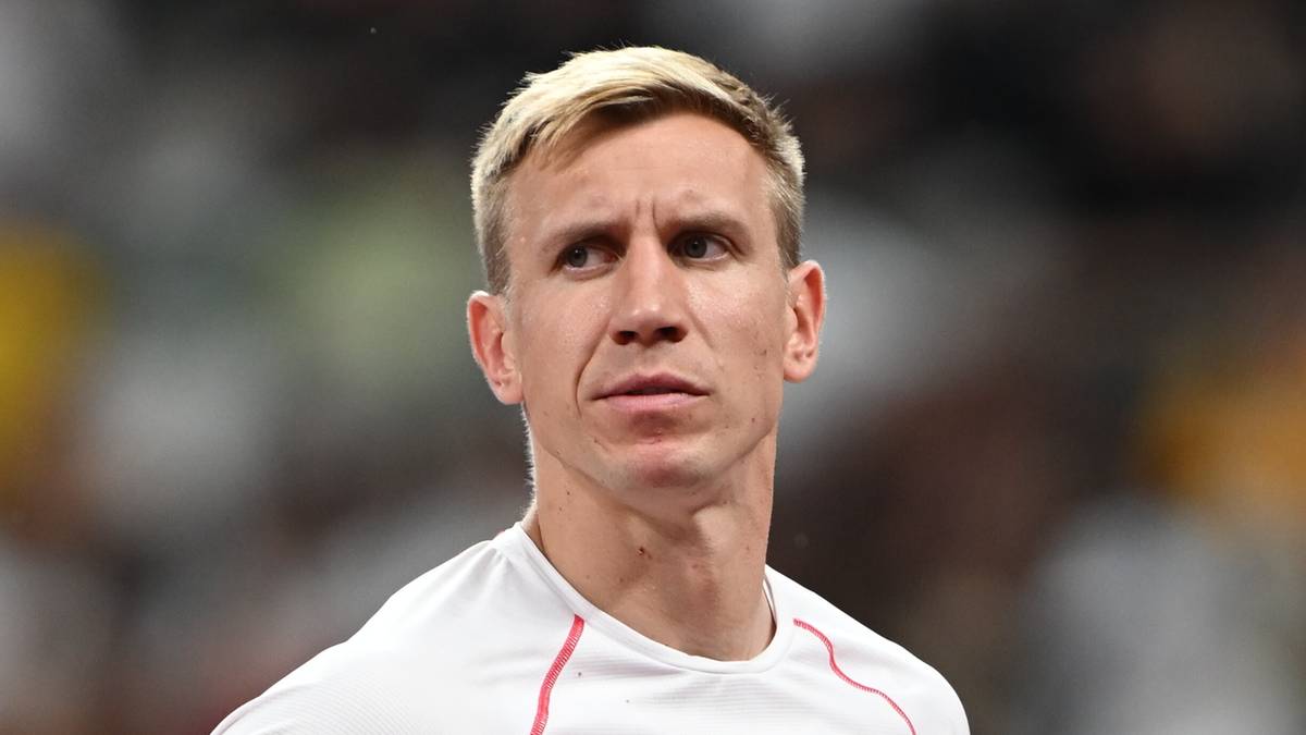 Piotr Lisek w stroju sportowym z napisem "Polska"