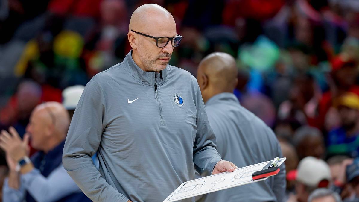 Jason Kidd, trener Dallas Mavericks, trzymający tablicę taktyczną.