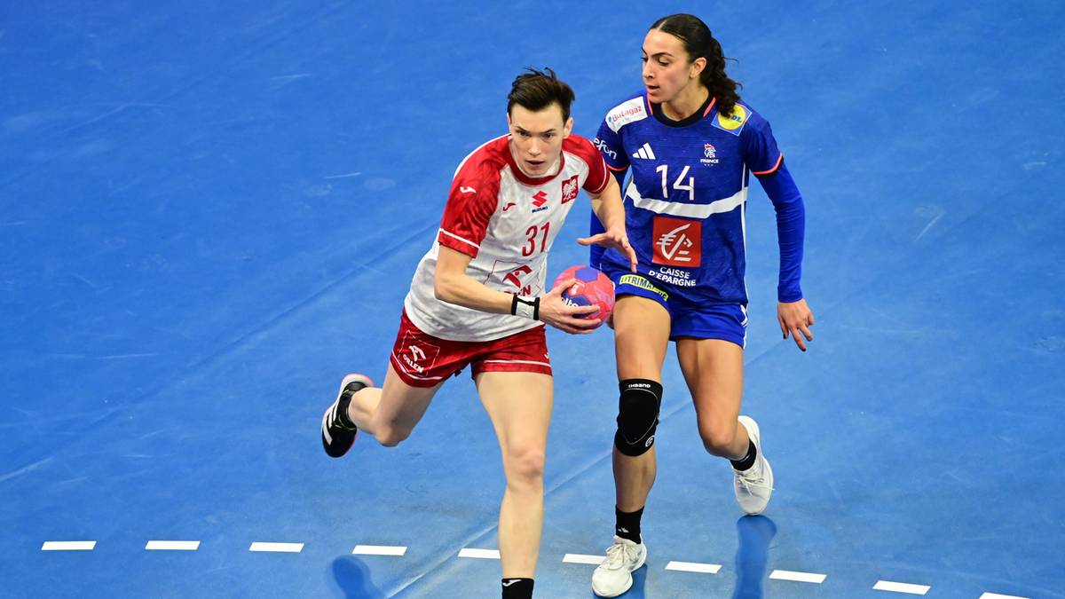 Dwie zawodniczki piłki ręcznej rywalizujące o piłkę na boisku.