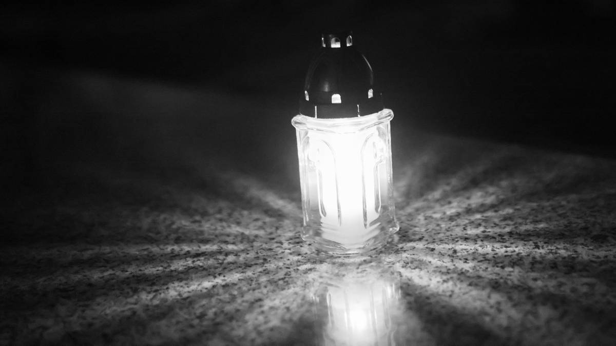 Płonąca znicz na cmentarzu nocą