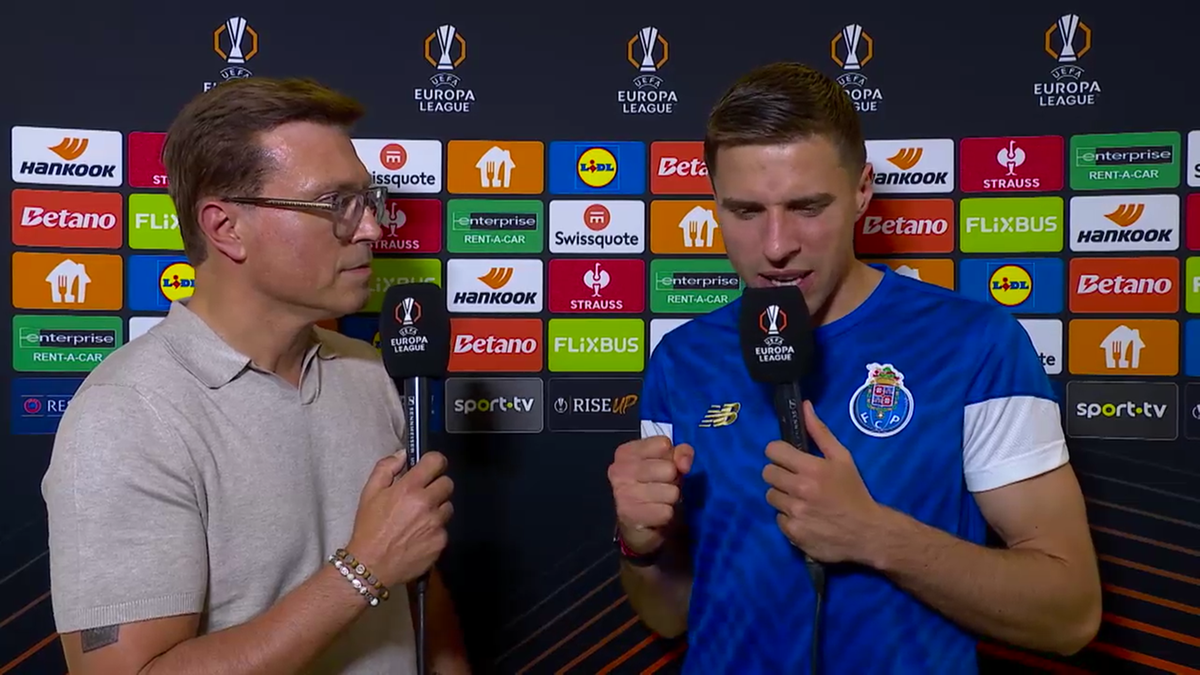 Jan Bednarek udziela wywiadu po meczu Ligi Konferencji.