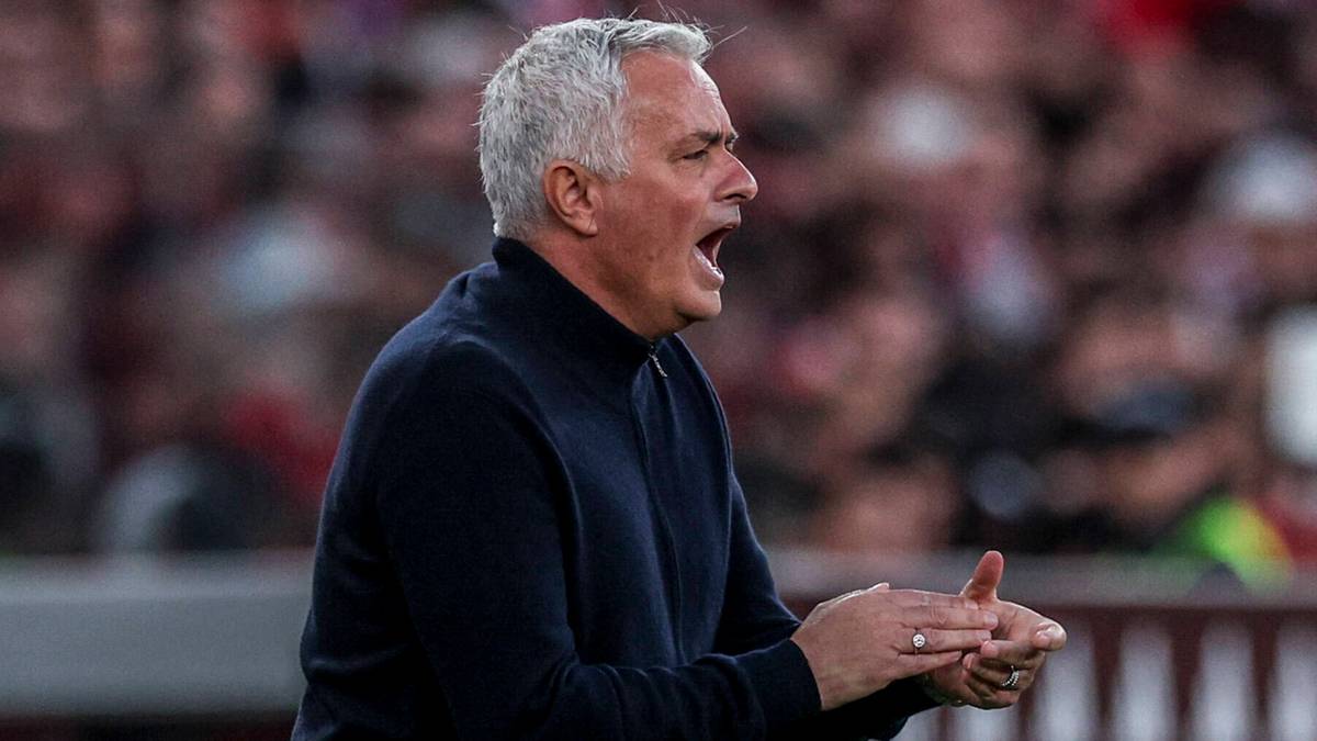 Jose Mourinho, trener Benfiki, krzyczy podczas meczu.