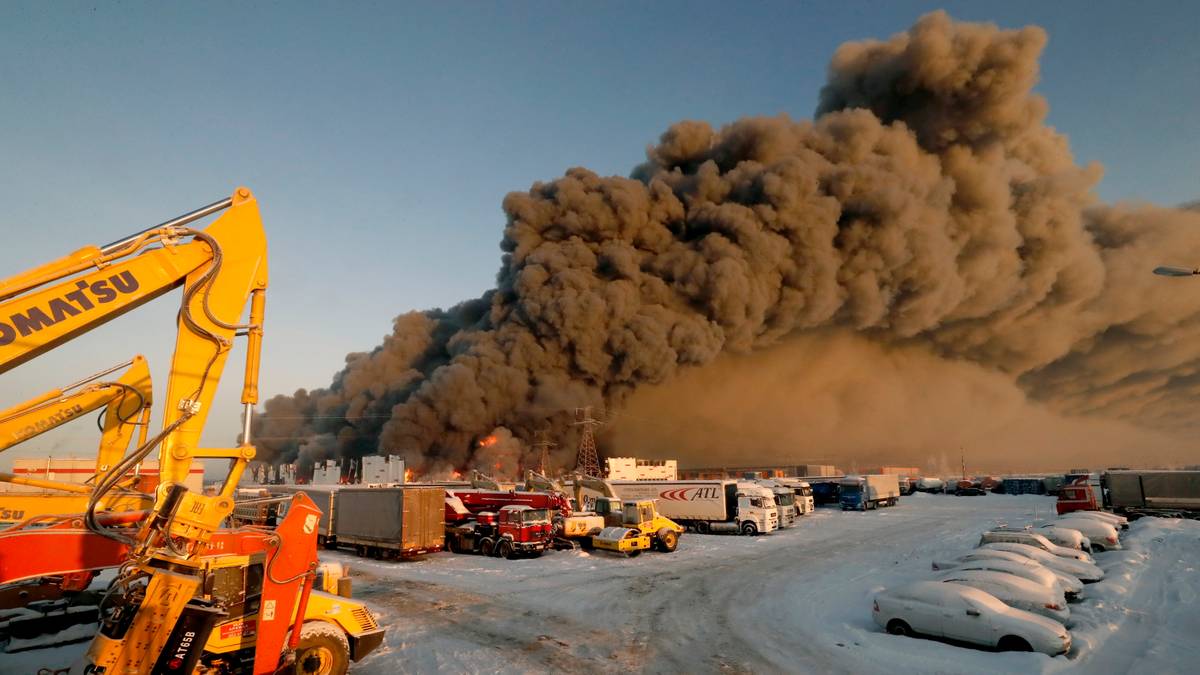 Pożar magazynów w Petersburgu. W akcji kilkuset strażaków i helikoptery