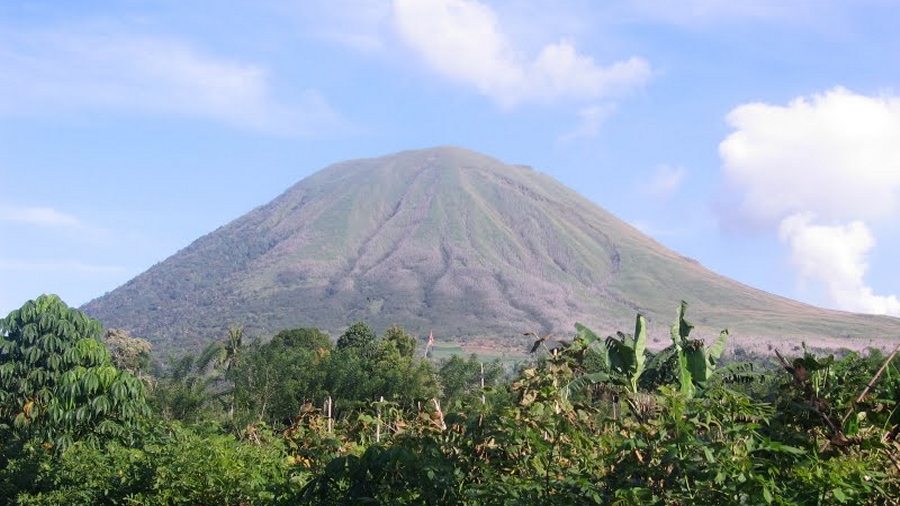 Wulkan Lokon na Indonezji. Fot. Wikipedia / Tkx.