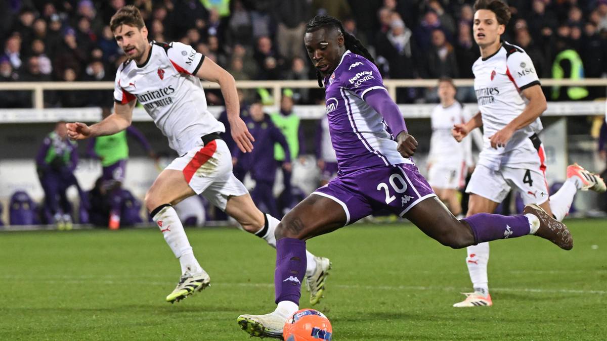 Piłkarze Fiorentiny i Milanu rywalizują o piłkę na boisku podczas meczu ligowego.