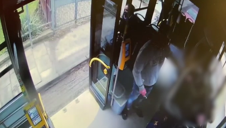 Wszedł do autobusu i dźgał pasażera. Policja opublikowała nagranie