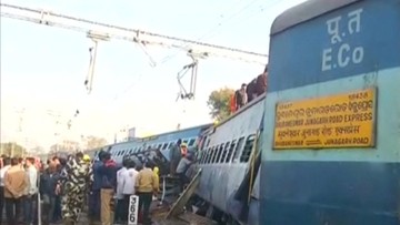 Katastrofa pociągu ekspresowego w Indiach. W wagonach wciąż są uwięzieni ludzie