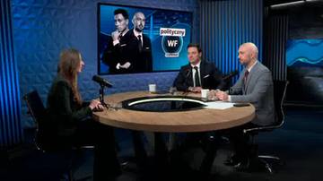 Trzy osoby siedzą przy okrągłym stole w studiu telewizyjnym. Na ekranie w tle widnieje zdjęcie dw&oacute;ch mężczyzn w garniturach i napis "Politycy WF".