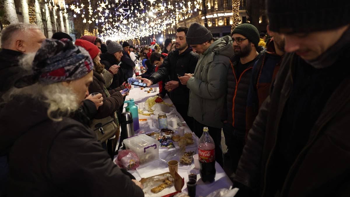 Nowy Rok przywitali na proteście. Ustawili stół o długości kilkuset metrów