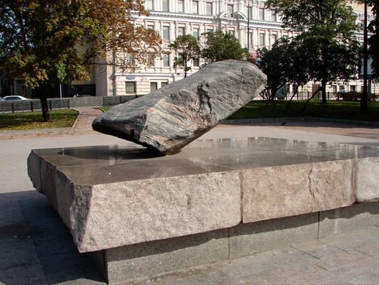 Rosyjska władza przegania stowarzyszenie "Memoriał" spod pomnika ofiar represji stalinowskich