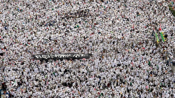 Ponad 200 tys. muzułmanów protestuje w Indonezji przeciwko gubernatorowi, który miał obrażać Koran