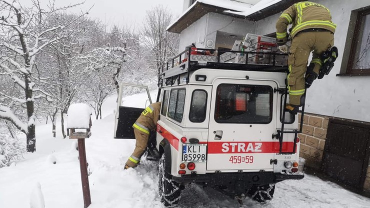 Karetka nie przejechała przez śnieg. Mimo pomocy strażaków pacjent zmarł