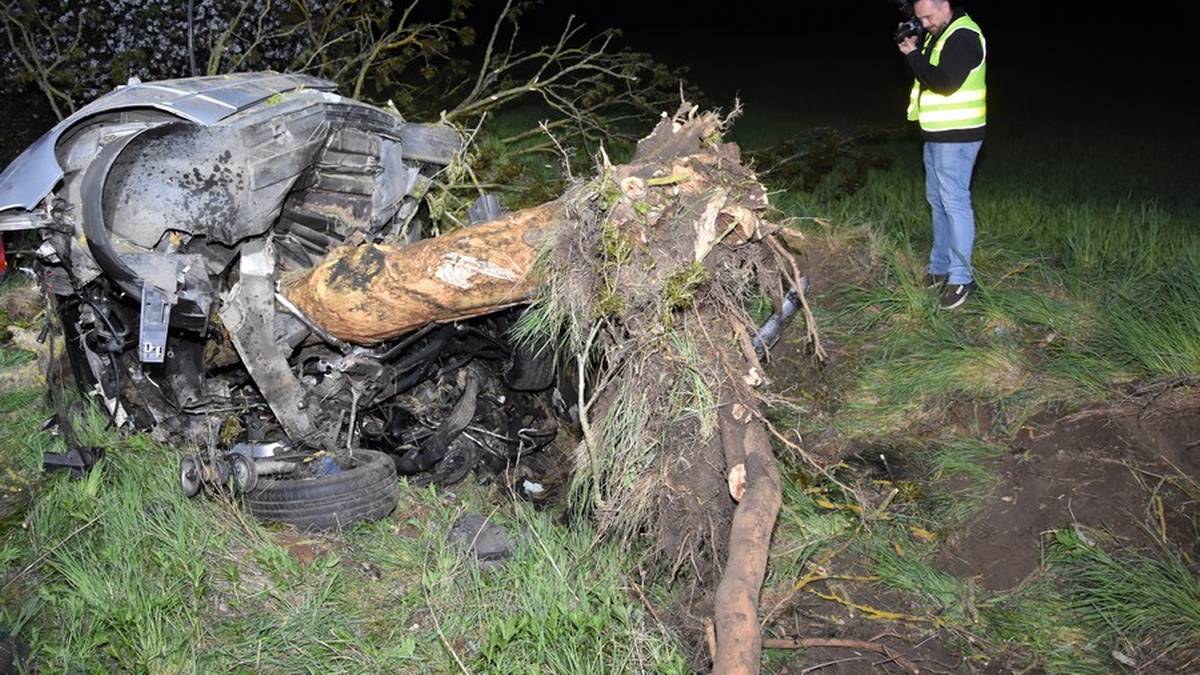 Drzewo wyrwane z korzeniami. Pasażer bmw zginął na miejscu