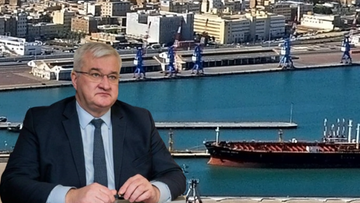 Port w Hajfie z widocznym masowcem oraz polityk.