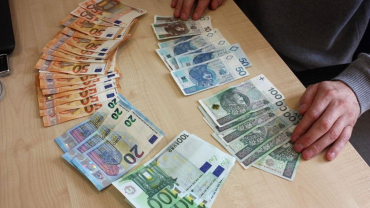 W portfelu było 1460 euro i 870 złotych.