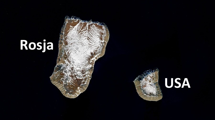 Zdjęcie satelitarne Wysp Diomedesa. Po lewej stronie Duża Diomeda należąca do Rosji, a po prawej stronie Mała Diomeda należąca do USA. Fot. NASA.