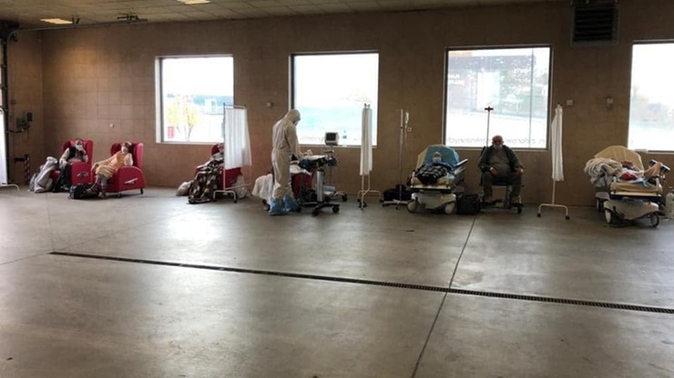 Gorzów Wielkopolski: pacjenci z Covid-19 na parkingu dla karetek. "Ratujemy ludzi jak możemy"