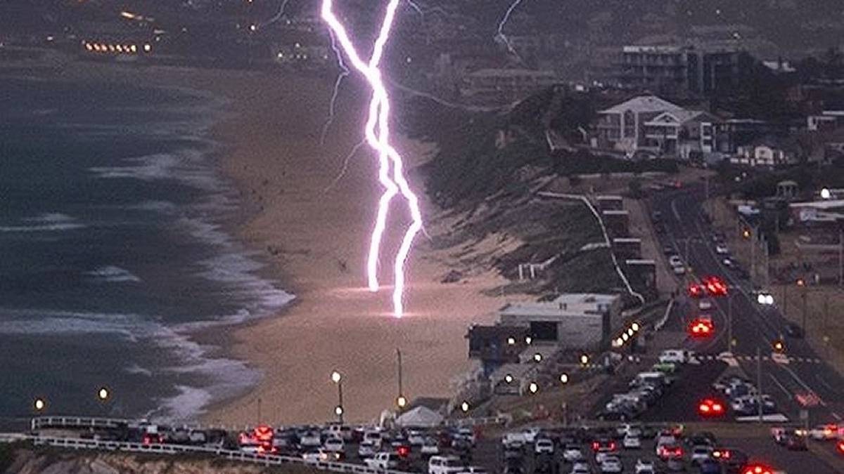 Pioruny uderzają w plaże w Newcastle w Australii. Fot. Instagram / daviddiehmphotography / David Diehm.