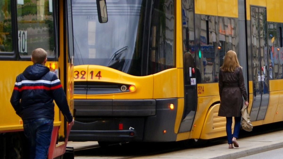 Warszawa: Agresywny pasażer w tramwaju na Woli. Mężczyzna wybił szybę w drzwiach motorniczego