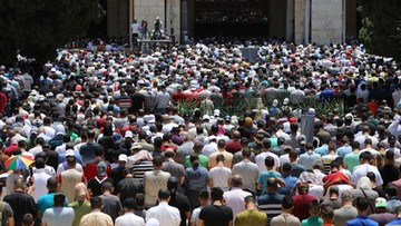 Tysiące wiernych w meczecie Al-Aksa w Jerozolimie w ostatni piątek ramadanu