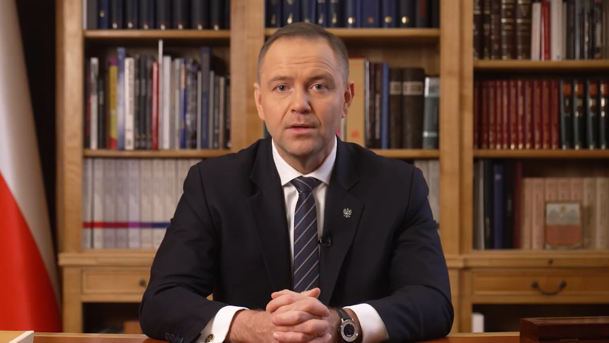 Prezydent Karol Nawrocki siedzi za biurkiem.