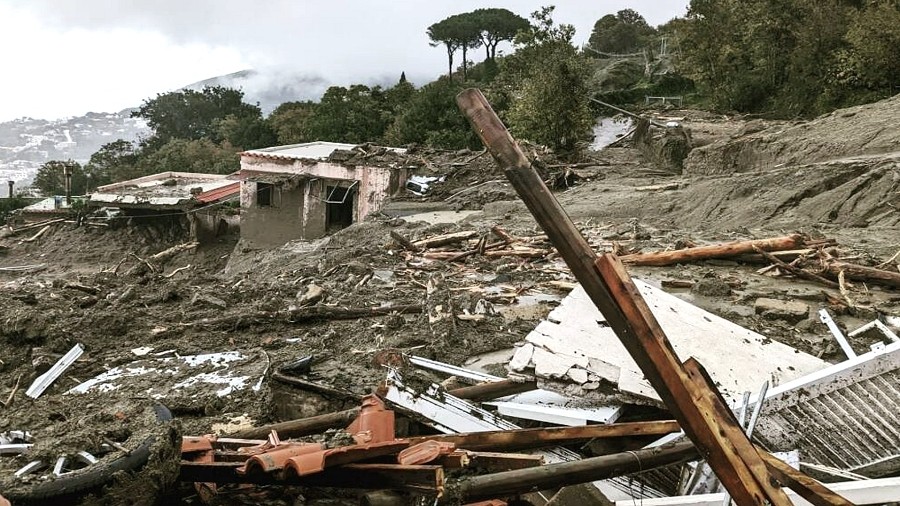 Zrównane z ziemią domy na wyspie Ischia we Włoszech. Fot. Instagram.