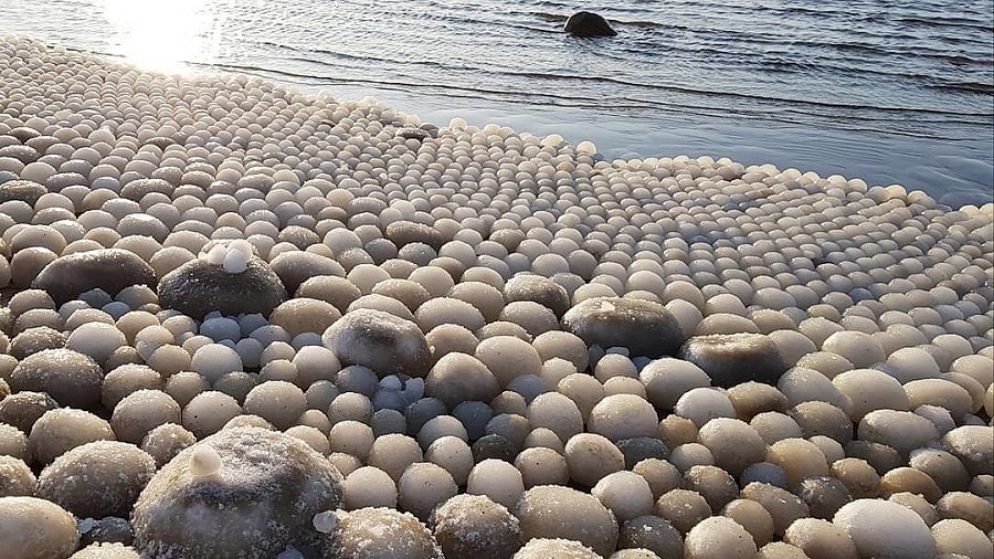 Lodowe kule na plażach wyspy Hailuoto w Finlandii. Fot. Instagram / ailamatt.