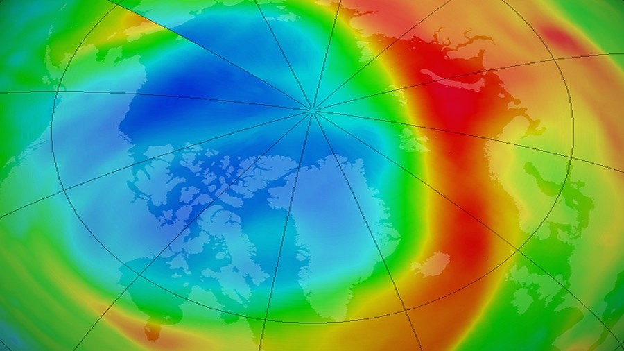 Stężenie ozonu nad Arktyką w dniu 17 marca 2020 roku. Niebieski obszar to dziura ozonowa. Fot. NASA.