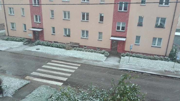 Śnieg przyprószył Barczewo. Pobielone trawniki i chodniki