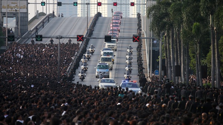Tajlandia: mieszkańcy masowo wychodzą na ulice, by oddać ostatni hołd uwielbianemu królowi