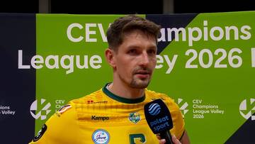 Miłosz Zniszczoł, siatkarz w żółtej koszulce, udziela wywiadu na tle banera CEV Champions League.