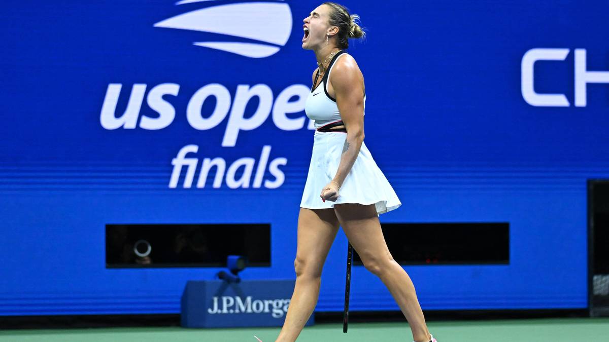 Aryna Sabalenka świętuje zwycięstwo na korcie tenisowym podczas US Open, okrzyk radości.