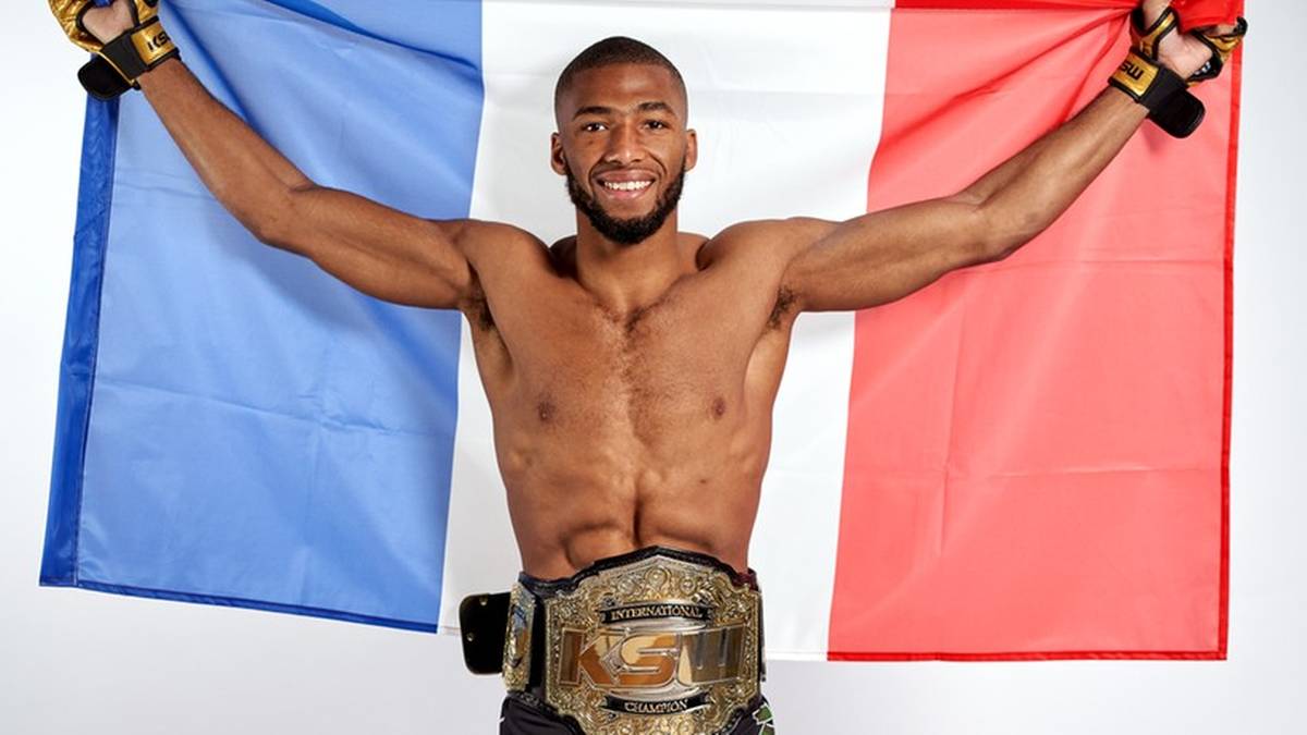 Salahdine Parnasse z pasem mistrzowskim przed francuską flagą.