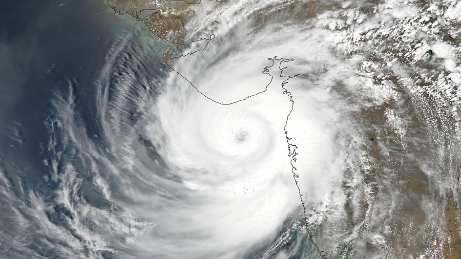 Zdjęcie satelitarne cyklonu Tauktae podczas uderzenia w Indie. Fot. NASA.