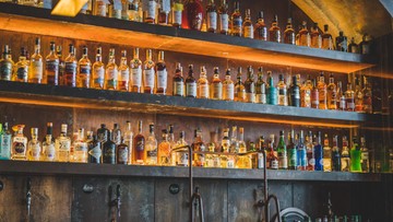 Polacy wydają coraz więcej na alkohol. Wolą trunki "z wyższej półki"