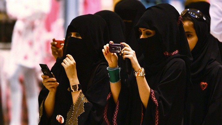 Kobiety będą mogły podróżować bez zgody mężczyzn. Saudyjskie władze planują złagodzić prawo