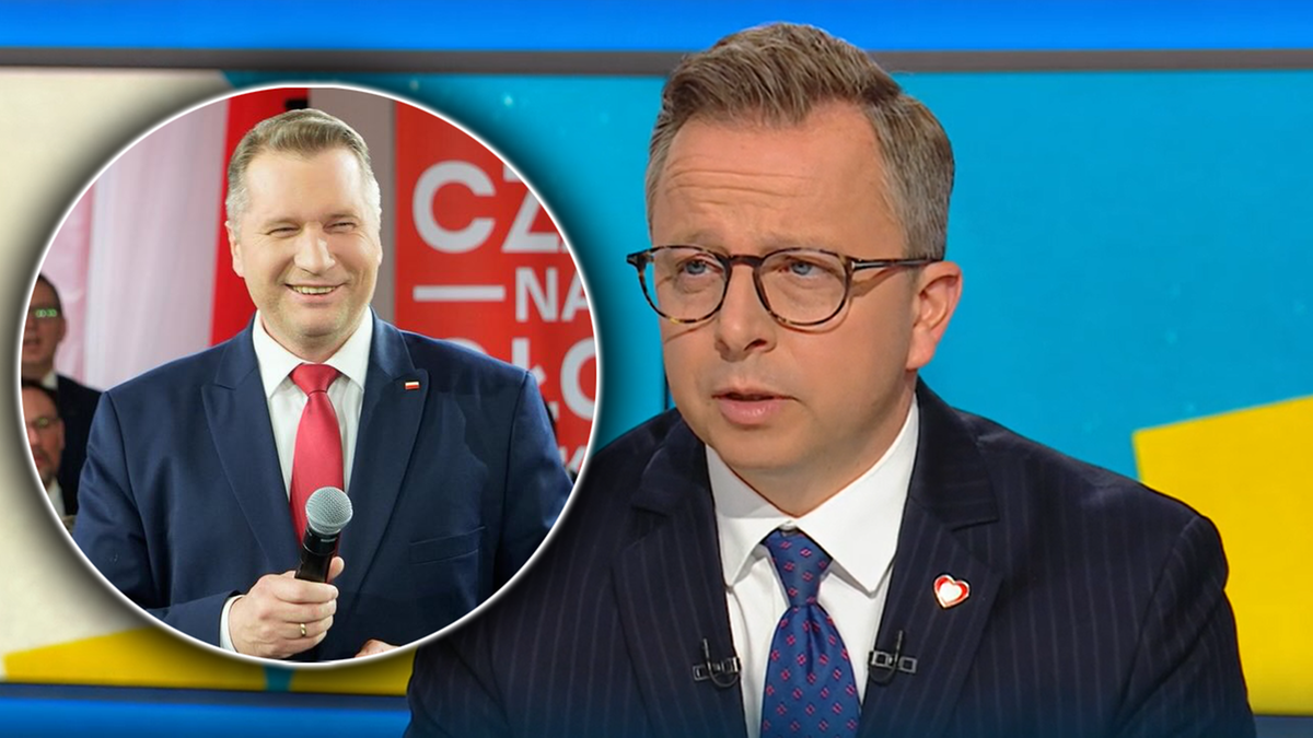 Polityk Koalicji Obywatelskiej w okularach przemawia w studiu telewizyjnym, obok niego zdjęcie innego polityka z mikrofonem.