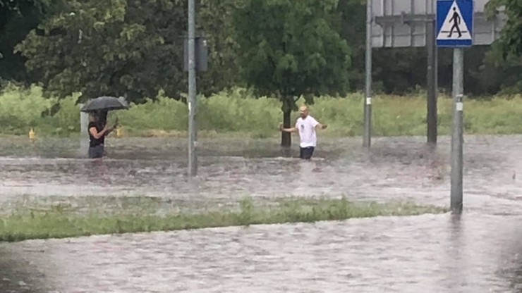Białystok. Przez burze z ulewami wiele ulic zalanych. Spadło 26 litrów deszczu