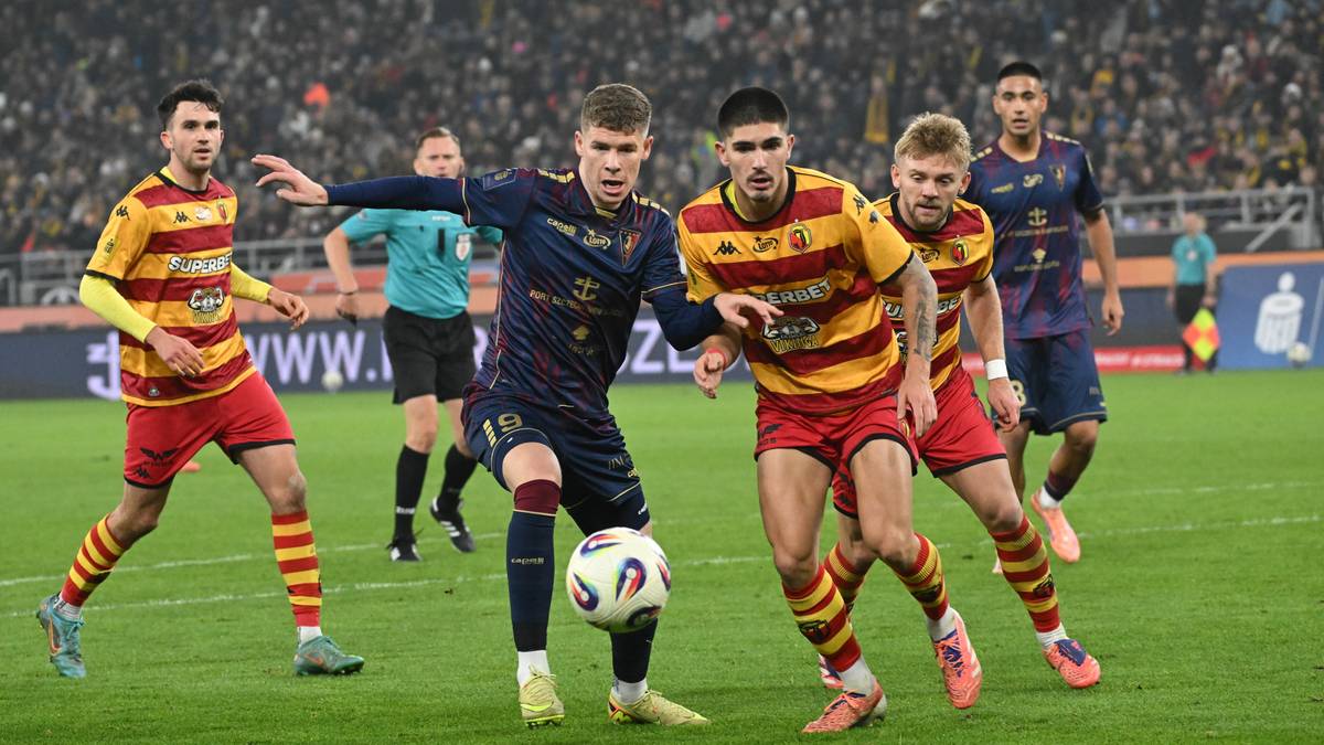 Piłkarze Jagiellonii Białystok i Pogoni Szczecin walczą o piłkę na boisku.