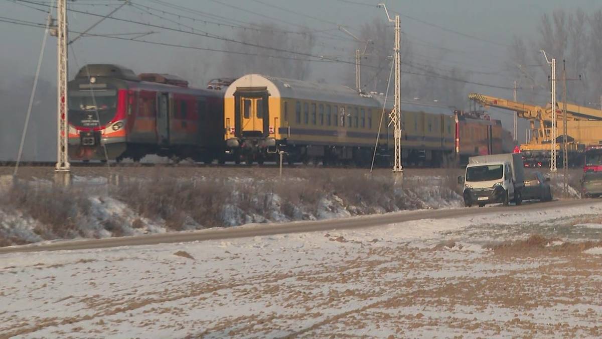 Spore utrudnienia na kluczowej trasie PKP. Wszystko przez wykolejenie. Opóźnienia i objazdy